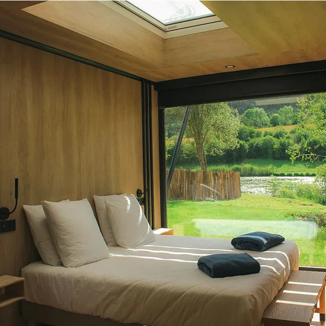 Chambre lumineuse avec vue sur la nature