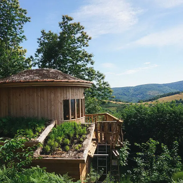 Cabane avec terrasse et vue sur les collines