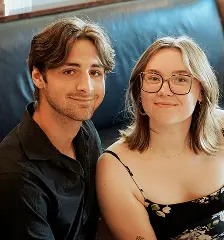 Voyageurs souriants pendant leur séjour